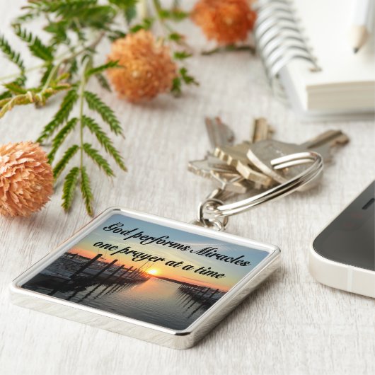 GOD VOERT WONDEREN UIT, ÉÉN GEBED PER KEER SLEUTELHANGER (Zijkant)