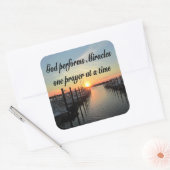 GOD VOERT WONDEREN UIT, ÉÉN GEBED PER KEER VIERKANTE STICKER (Envelop)