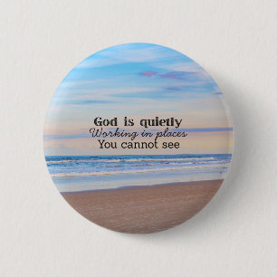 God werkt christelijke typografie Bijbels Ronde Button 5,7 Cm