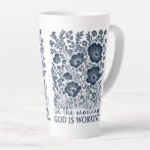 God werkt in Wachten Blauwe Bloemen Christelijk Latte Mok (Rechterhoek)