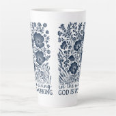 God werkt in Wachten Blauwe Bloemen Christelijk Latte Mok (Voorkant)