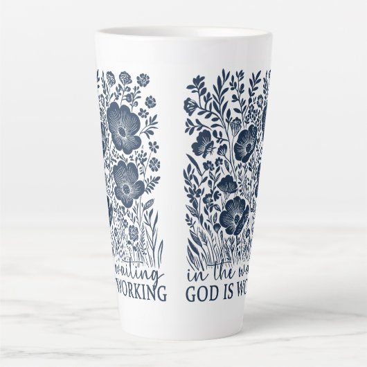 God werkt in Wachten Blauwe Bloemen Christelijk Latte Mok (Voorkant)