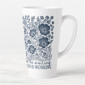 God werkt in Wachten Blauwe Bloemen Christelijk Latte Mok (Rechts)