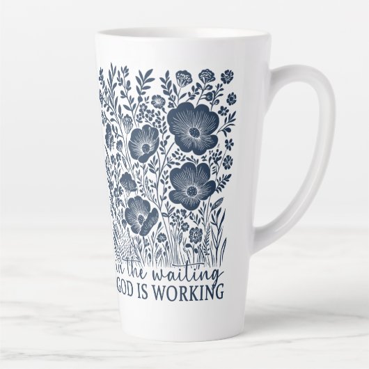 God werkt in Wachten Blauwe Bloemen Christelijk Latte Mok (Rechts)