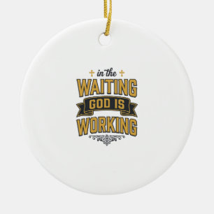 God Werkt Vintage Geloof Typografie Shirt_1 Keramisch Ornament