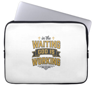 God Werkt Vintage Geloof Typografie T-shirt_1 Laptop Sleeve