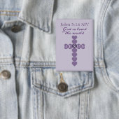 God Zo Loved de Wereld Lavendel Hart Kruis Button (Insitu)