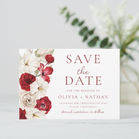 Goddelijke Bloei: Rood & Wit Bloemen Huwelijk Save The Date (Staand voorkant)