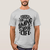 "Goddelijke timing: Vertrouw op uw reis" T-shirt (Voorkant)