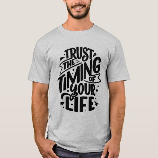 "Goddelijke timing: Vertrouw op uw reis" T-shirt (Voorkant)