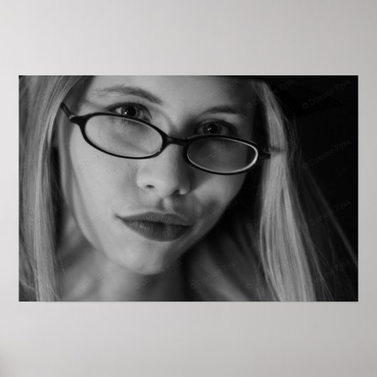 Goddess Smirking poster in B&W (Voorkant)