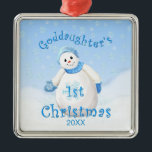 Goddods eerste kerstfeest Snowman Ornament<br><div class="desc">Een leuke keepassieremmer voor je peetdochter op haar eerste Kerstmis is een schattige sneeuwman met een grote glimlach,  een wortelneus en een blauw,  wazige pet en handschoenen.  de sneeuwman zit op een sneeuwveld met  sneeuwvlokken .  Het jaar kan worden gewijzigd met behulp van de verstrekte sjabloon.</div>