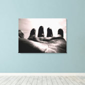 Goden reikten hand door healinglove zwart & wit canvas afdruk (Insitu (Houten vloer))