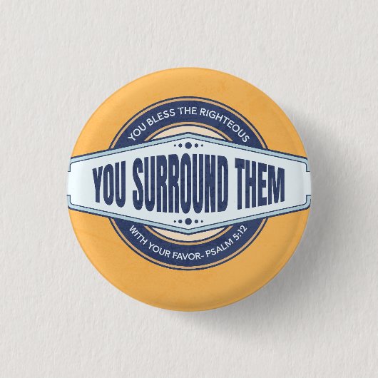 Gods gunst omringt ons ronde button 3,2 cm (Voorkant)