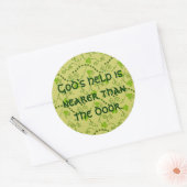 God's hulp is dichterbij dan de deur ronde sticker (Envelop)