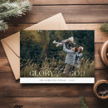 Godsdienstige Christelijke Familie Kerst Feestdagenkaart<br><div class="desc">"Glory to God Religious Christelijk Family Christmas Kaart" is een eerbetoon aan het diepgewortelde geloof en de pracht van de natuur. Dit ontwerp smelt de openhartige uitingen van genot en familiale liefde met de rust van een sereen platteland. De verheven zin, "Glorie aan God", staat in het middelpunt, en weergalmt...</div>