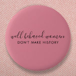 Goed gedragen vrouwen maken geschiedenis niet roze ronde button 5,7 cm<br><div class="desc">Eenvoudige, stijlvolle "Well Behaved Women Don't Make History" aangepaste inspirerend offerte ontwerp met moderne script typografie in een minimalistische ontwerpstijl geïnspireerd door vrouw empowerment op een schattige vrouwelijke schemerige blush roze achtergrond. De tekst kan eenvoudig worden aangepast om uw eigen naam of aangepaste slogan toe te voegen voor het perfecte...</div>