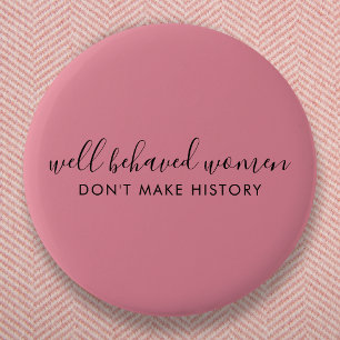Goed gedragen vrouwen maken geschiedenis niet roze ronde button 5,7 cm