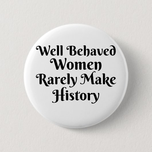 GOED GEDRAGEN VROUWEN MAKEN ZELDEN GESCHIEDENIS RONDE BUTTON 5,7 CM (Voorkant)
