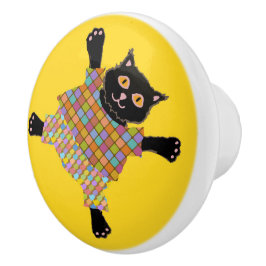 Goed geklede katten die pootafdrukken maken in het keramische knop