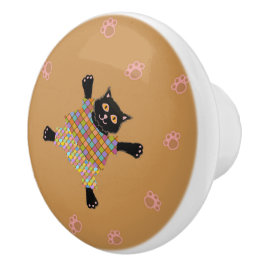 Goed geklede katten die pootafdrukken maken in het keramische knop