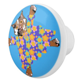 Goed geklede katten die pootafdrukken maken op het keramische knop