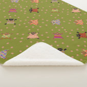 Goed geklede katten maken pootafdrukken in het gra sherpa deken (3/4)