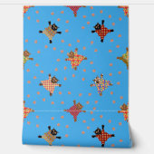 Goed geklede katten maken pootafdrukken op het wat behang (Afrollen)