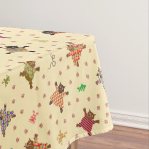 Goed geklede katten met funky knuffels tafelkleed