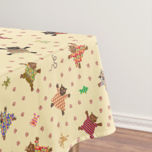Goed geklede katten met funky knuffels tafelkleed (Voorbeeld)
