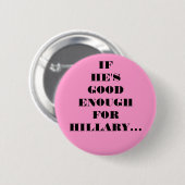 GOED GENOEG VOOR HILLARY RONDE BUTTON 5,7 CM (Voorkant /achterkant)