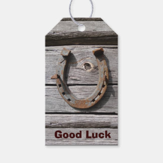 Goed Hoefijzer op oud Label met houten cadeaus Cadeaulabel