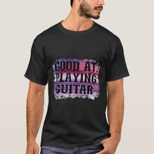 Goed om gitaarroze en Paarse achtergrond te spelen T-shirt