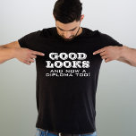 Goed uiterlijk en Diploma to Funny Afstuderen T-shirt<br><div class="desc">Goed uitziend Diploma te grappig Afstuderen T-Shirt. Grappig citaat voor een afstuderen - mooi uiterlijk en nu ook een diploma. Witte typografie. Geweldig geschenk voor een afstuderen die afgestudeerd is.</div>