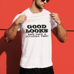 Goed uiterlijk en Diploma to Funny Afstuderen T-shirt<br><div class="desc">Goed uitzicht en Diploma to Funny Afstuderen T-Shirt. Grappig citaat voor een afstuderen - mooi uiterlijk en nu ook een diploma. Moderne zwarte typografie. Geweldig geschenk voor een afstuderen die afgestudeerd is.</div>