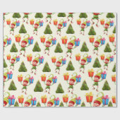 Goedaardige Elf die cadeau bij een kerstboom breng Cadeaupapier (Vlak)