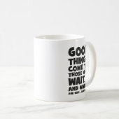 Goede dingen komen naar degenen die wachten... en  koffiemok (Voorkant rechts)