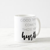 Goede dingen komen naar hen die koffie mok knuffel (Voorkant rechts)