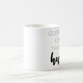 Goede dingen komen naar hen die koffie mok knuffel (Center)