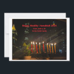 Goede en gezonde Chanoeka 2024 Kaart<br><div class="desc">Het afbeelding toont een Chanoeka-kaart met een nachtelijk stadsbeeld met een fel verlichte menora op de voorgrond. De menora heeft negen kaarsen, allemaal aangestoken, die de acht nachten van Chanoeka symboliseren. De kaart bevat de boodschap "Happy, Healthy Chanoeka 2024" en een persoonlijke groet van Jack & Jill aan de familie...</div>