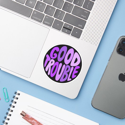 Goede Problemen Paarse Lettering Vinyl Sticker (Laptop met iPhone)