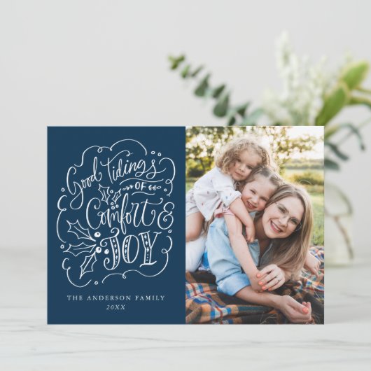 Goede tinten van de Comfort & Joy Typografie Navy Feestdagenkaart (Staand voorkant)