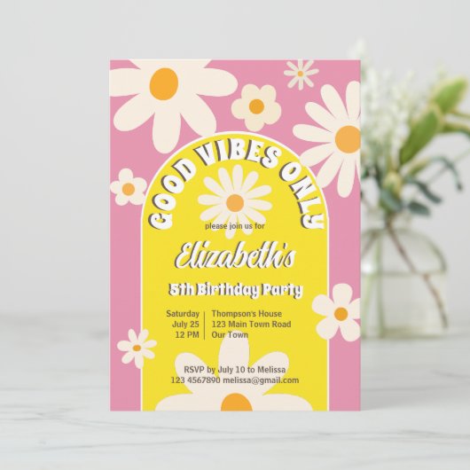 Goede vibes alleen groovy retro daisy verjaardagsu kaart (Staand voorkant)