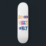 Goede Vibes alleen Motivatie kleurrijke moderne Persoonlijk Skateboard<br><div class="desc">Goede Vibes Alleen kleurrijk skateboarddek. Perfect geschenk! Kleurrijke typografie met witte achtergrond.</div>