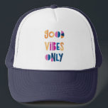Goede Vibes alleen Motivatie kleurrijke moderne Trucker Pet<br><div class="desc">Goede Vibes Alleen kleurrijke vrachtwagenhoed. Ideaal voor jou of als cadeau! Kleurrijke typografie met witte achtergrond.</div>