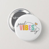 Goede vibes alleen regenbooghart ronde button 5,7 cm (Voorkant /achterkant)