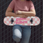 Goede Vibes Girly Pastel Roze Wit Checker Patroon Persoonlijk Skateboard<br><div class="desc">Nog een girly skateboard van JessicaAmber - bericht me over aangepaste bestellingen! Dit leuke skateboard heeft een pastel roze en wit dambord design. Het patroon heeft een golvende vervorming, wat een leuke en jeugdige sfeer geeft. De slogan in het midden zegt 'good vibes' in een dik retro lettertype met een...</div>