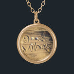 Goede Vibes Hand getrokken strand foto Fun Bold Goud Vergulden Ketting<br><div class="desc">"Goede vibes." Ontspan, ruik de oceaan lucht, en reis terug naar uw vakantie strand dagen wanneer u dit chique, leuke, foto charme ketting draag. Dit ketting is verkrijgbaar in kleine, middelgrote en grote maten, evenals vierkante en cirkelvormen. U kunt dit ketting bestellen in uw keuze van sterling zilver, verzilverd of...</div>