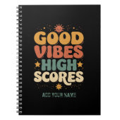 Goede Vibes & Hoge Scores Retro 70s Aangepaste Typ Notitieboek (Voorkant)