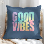 "Goede vibes" Levendig Tropisch citaat Kussen<br><div class="desc">Verspreid die tropische gevoelens met dit gedurfde en strandachtige "GOOD VIBES" gooi kussen! Met een levendige pastelgradiënt met palmboom silhouetten, deze boho zomerse ontwerp poppen prachtig tegen een diep oceaanblauwe achtergrond. Of je nu een kusthuis styling, het inrichten van een slaapzaal, of het geven van zonneschijn vibes aan iemand speciaal,...</div>